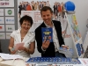 Gut gelaunt: Der Vorsitzende der dbbj hessen mit der stellv. Vorsitzenden des dbb Hessen beim Auffüllen der Auslage