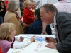 Walter Spiess im Gespräch mit einer jungen Hessentagsbesucherin